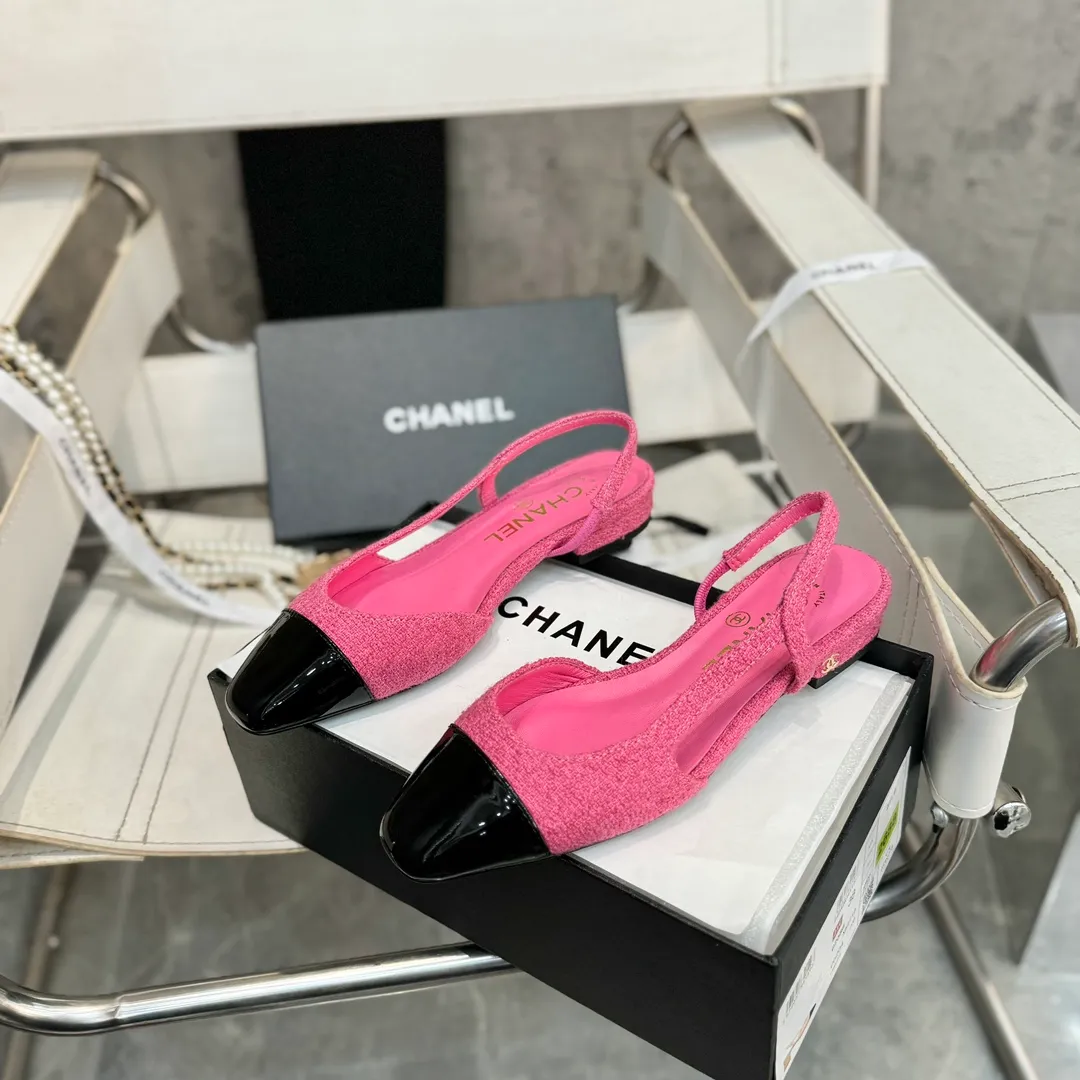 👟👟Ex-factory price 480👟👟 CHANEL Chanel flat bottom series🌹Fashionable classic sandals loved by all stars Fabric [👉] Mixed sheepskin👣🐏 Lining [👉] Silk sheep lining👣🐏 Insole [👉] Silk sheep👣🐏 Sole [👉] Genuine leather outsole imported from Italy 🌻 Packaging [👉] Chanel original box packaging 🌸 Code number [🦶🏻] 34-42 (⚠️34.41.42 is a custom code and cannot be returned or exchanged. Please understand)